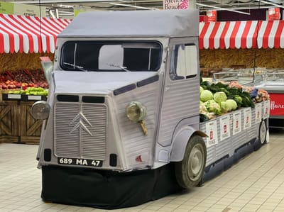 Camion rempli de légumes dans un magasin de grande distribution 