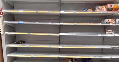 Files d'attente et rayons vides : les consommateurs se ruent dans les supermarchés