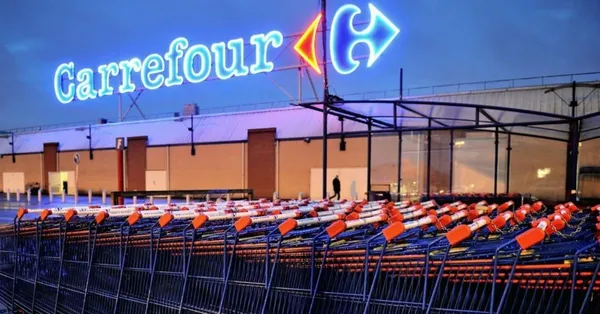 Rangement de chariots devant Carrefour, l'enseigne de grande distribution française