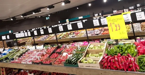 « Les clients ne voient pas le produit et nous non plus » : les magasins s'adaptent à la fin du plastique au rayon fruits et légumes