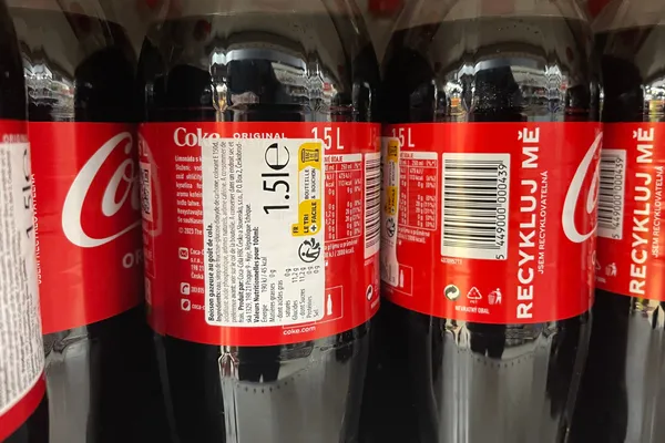Dans les rayons, le retour (discret) du Coca-Cola polonais (ou des pays de l'Est en général)